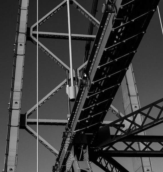 jembatan besi warna hitam putih